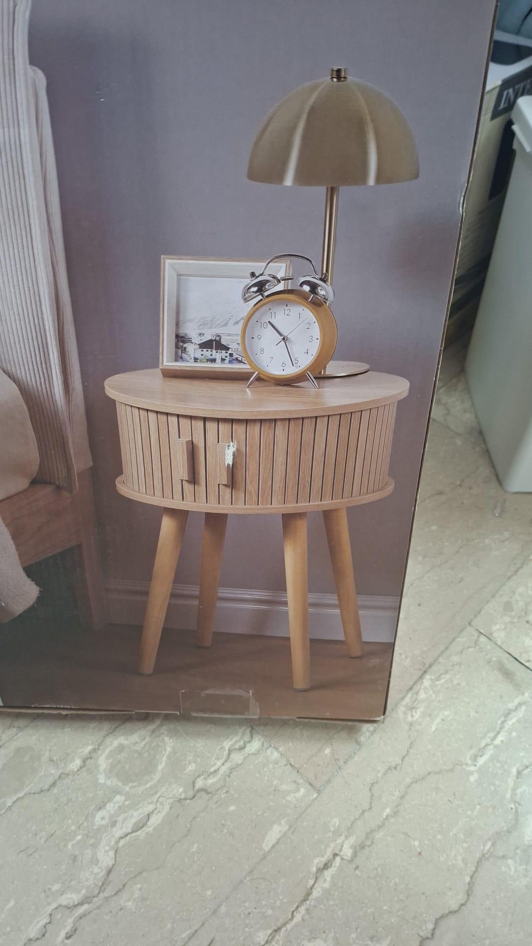 Tavolino notte rotondo in finitura legno con gambe in stile nordico