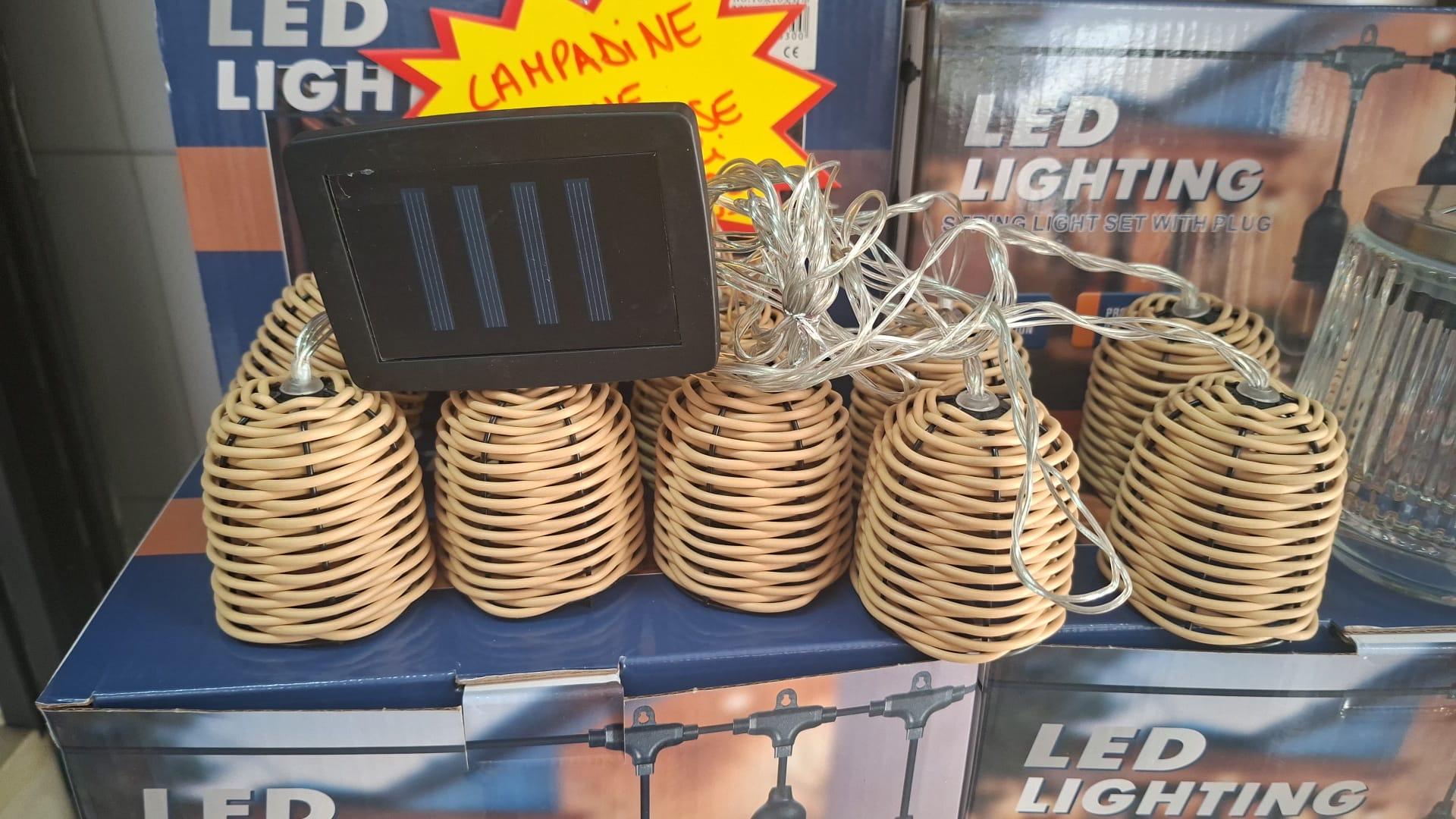 Catena luminosa LED decorativa con paralumi intrecciati e pannello solare