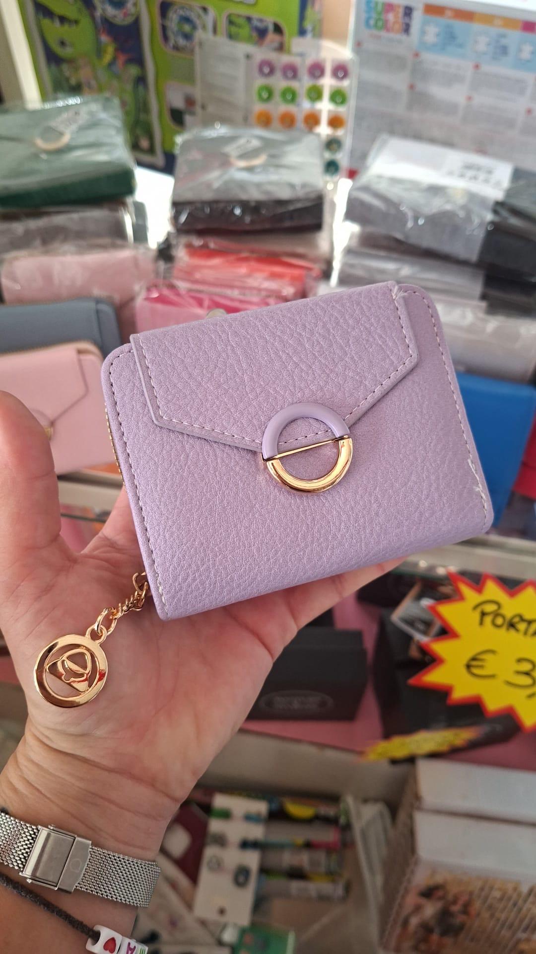 Portafoglio donna compatto lilla con chiusura a bottone decorativa